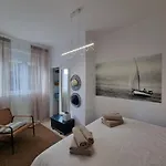 New! Urban With Free Parking Apartment